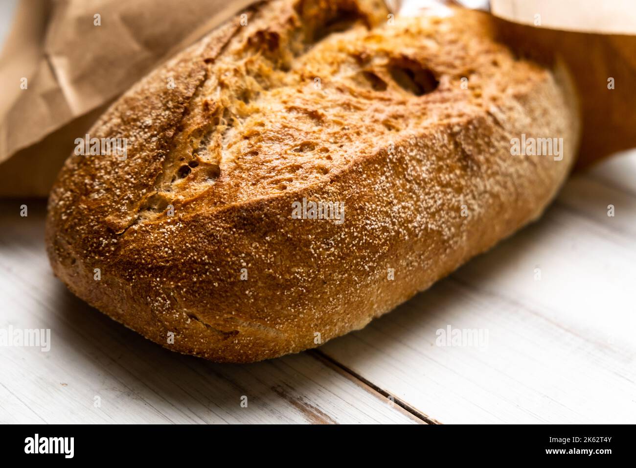 Pain de sarrasin frais sur fond de bois blanc. Un pain dans un paquet. Banque D'Images