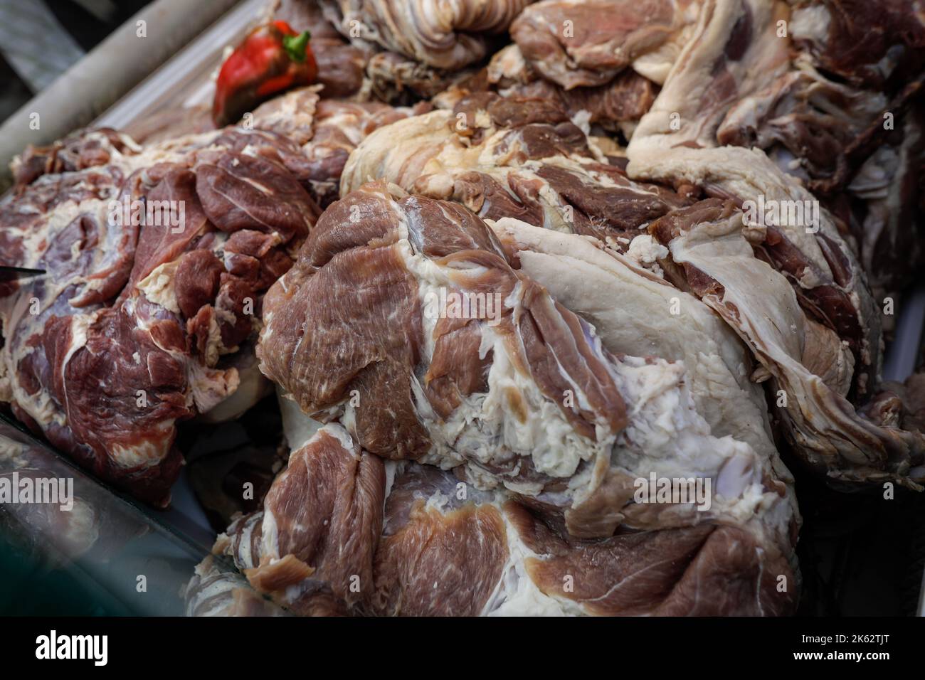 Détails de faible profondeur de champ (concentration sélective) avec viande de porc, d'agneau et de bœuf en vente sur un marché agricole traditionnel roumain. Banque D'Images