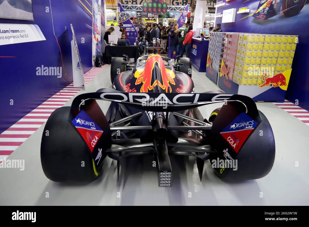 Mexico, Mexique. 10th octobre 2022. Une voiture statique de la voiture de Formule 1 du chauffeur mexicain Sergio 'Checo' Perez est exposée lors de l'inauguration d'une marque de boissons énergétiques locales dans l'approvisionnement central de Mexico. Sur 10 octobre 2022 à Mexico, Mexique. (Credit image: © Luis Barron/eyepix via ZUMA Press Wire) Banque D'Images