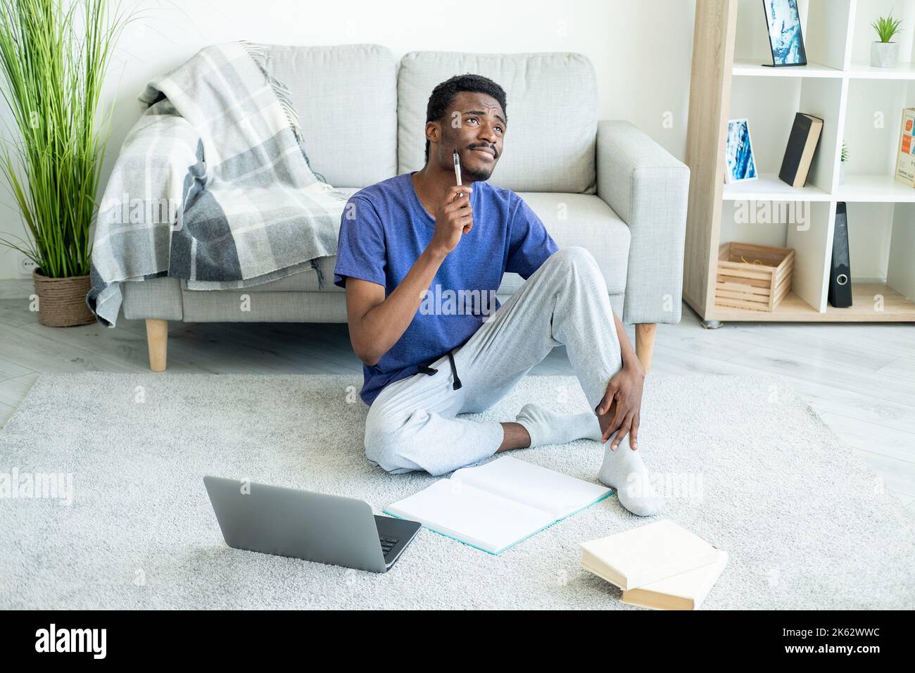 tâche de devoirs homme perplexe éducation à distance Banque D'Images