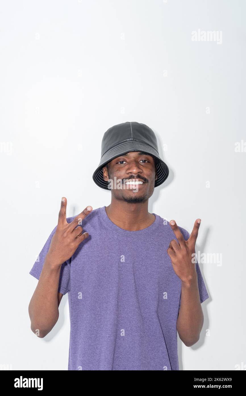 bonne humeur positive de l'homme hippster peace gesture Banque D'Images