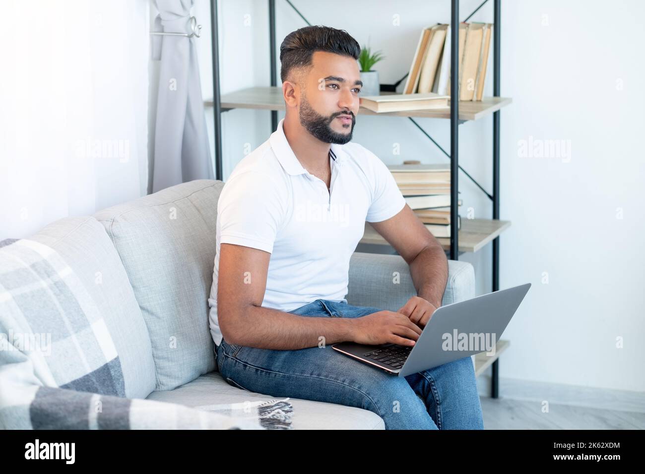 connexion virtuelle homme arabe freelance work Banque D'Images