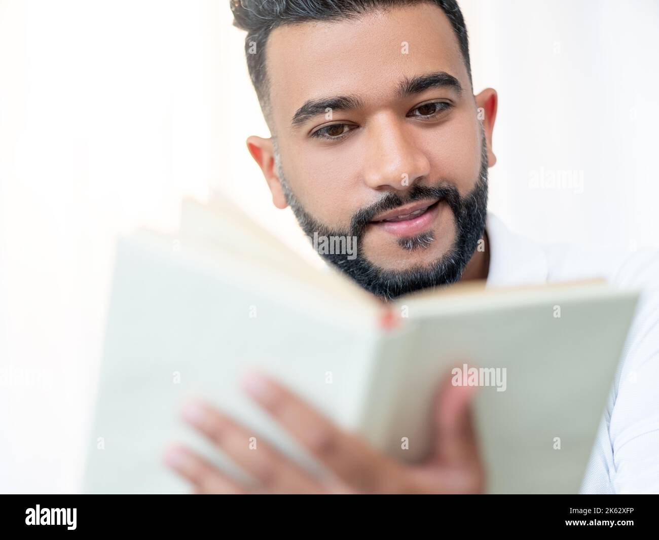 accueil détente inspiré homme amoureux de livre happy arabian Banque D'Images