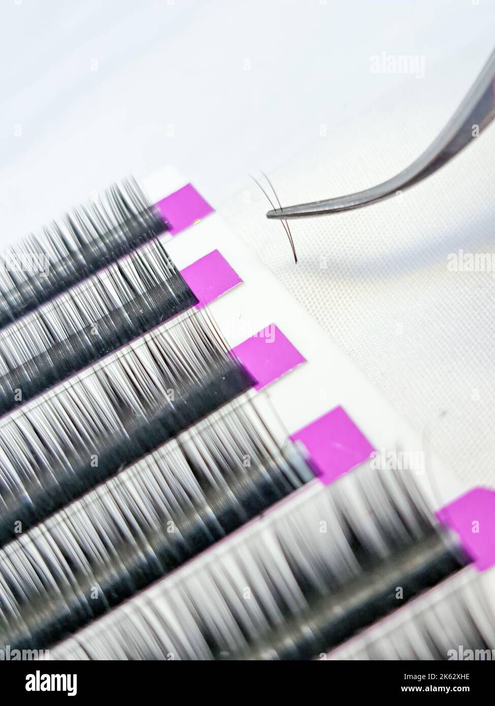 Équipement pour extensions de cils dans le soin du visage de salon de beauté Banque D'Images