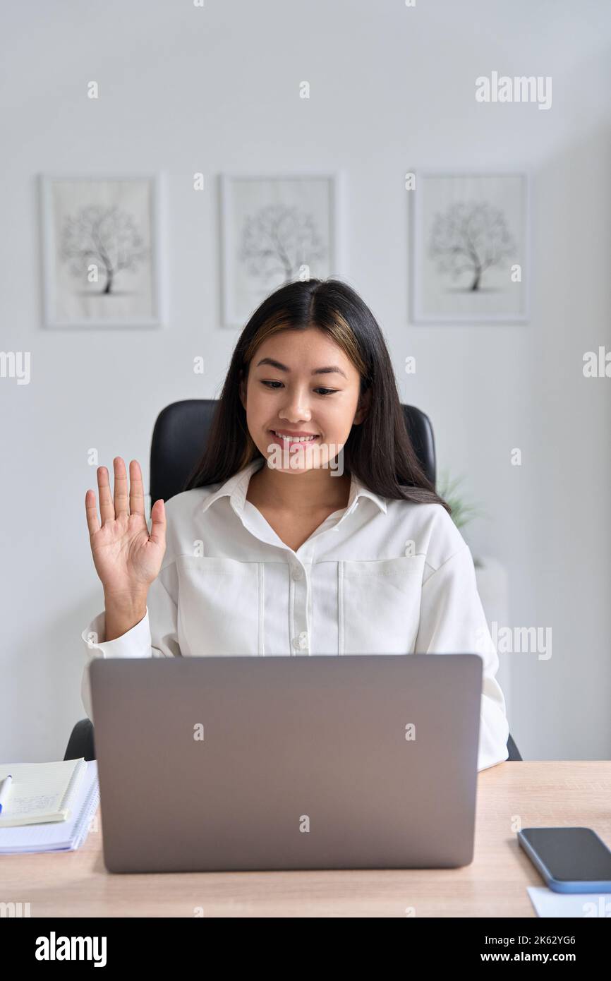 Jeune femme pigiste étudiante asiatique souriante utilisant un ordinateur portable pour le travail à distance Banque D'Images