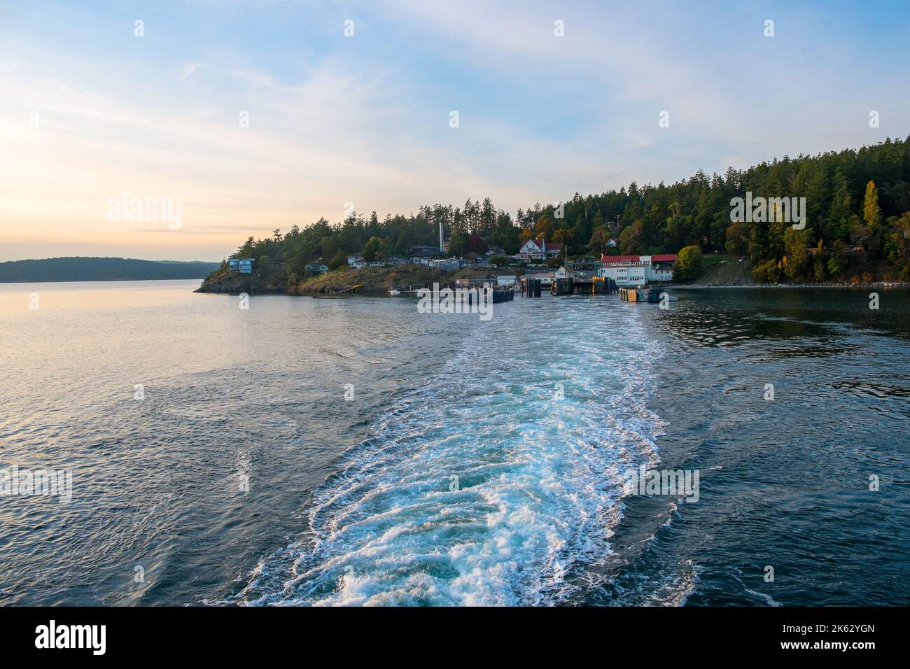 Ferry de l'île Anacortes-Orcas en quittant le quai du ferry à Orcas, État de Washington, États-Unis Banque D'Images