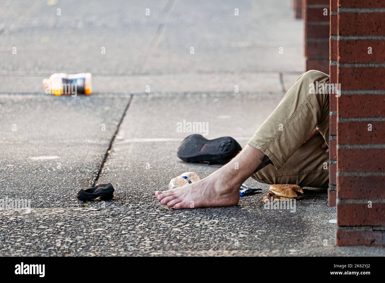 Le pied et la jambe de quelqu'un sont passés sur le trottoir à Eugene, Oregon Banque D'Images