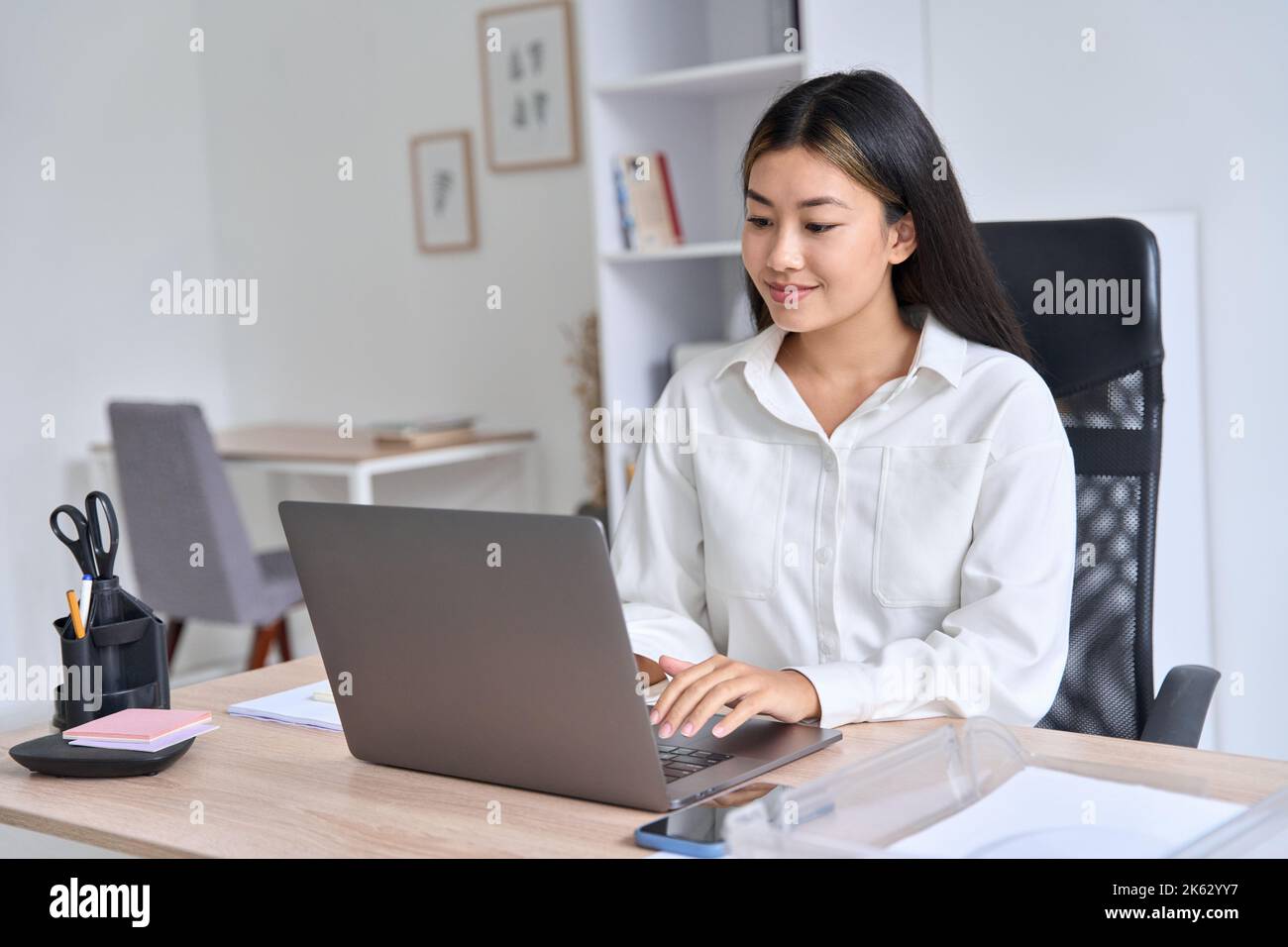 Jeune femme asiatique travaillant sur un ordinateur portable tenant une conférence en ligne de réunion d'affaires Banque D'Images
