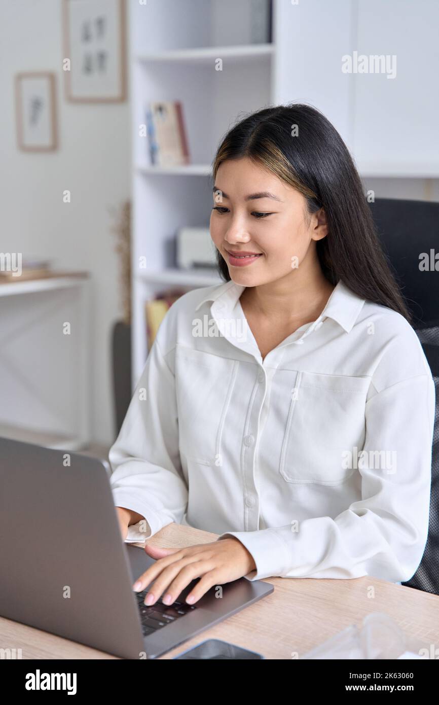 Jeune femme asiatique travaillant sur un ordinateur portable tenant une conférence en ligne de réunion d'affaires Banque D'Images