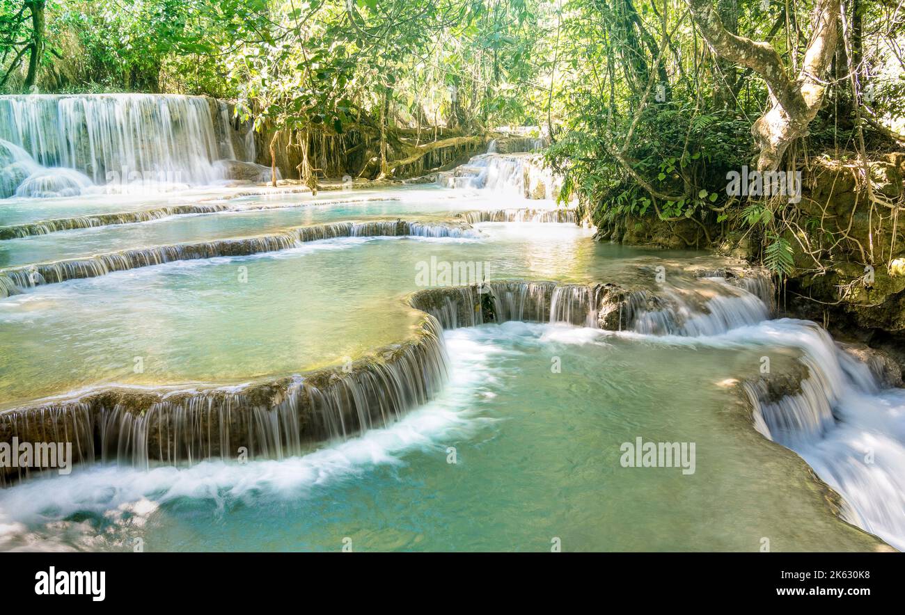 Chutes d'eau de Kuang si près de Luang Prabang au Laos PDR - concept de voyage aventure avec merveilles de la nature du monde situé dans le sud-est de l'Asie - chaud cyan f Banque D'Images