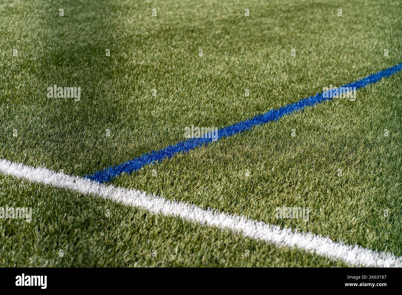 Gros plan de lignes blanches peintes sur un terrain de football vert. Banque D'Images