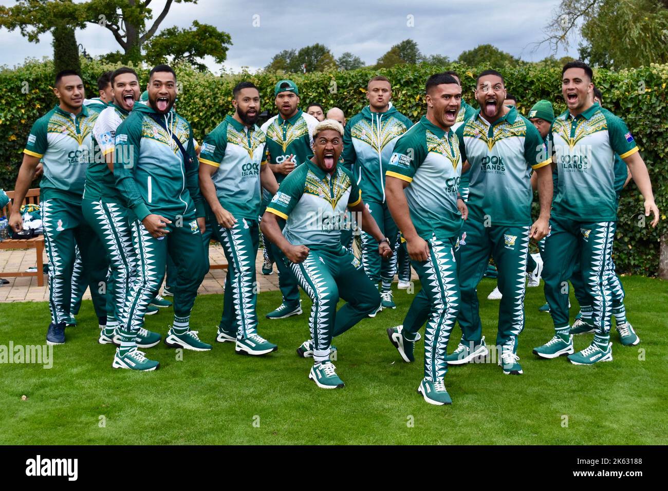 Darlington, Royaume-Uni. 11 octobre 2022. L’équipe masculine de la coupe du monde de rugby des îles Cook est arrivée au Rockliffe Hall, où elle sera basée pendant trois semaines au cours de sa campagne de RLWC2021 qui comprend un match contre les rivaux des Tonga au stade Riverside de Middlesbrough. L'équipe a été accueillie avec un groupe de jeunes cuivres et de jeunes joueurs de Yarm Wolves avant de rencontrer des représentants locaux et les médias. Ils ont également exécuté le Haka. Crédit : Teesside Snapper/Alamy Live News Banque D'Images