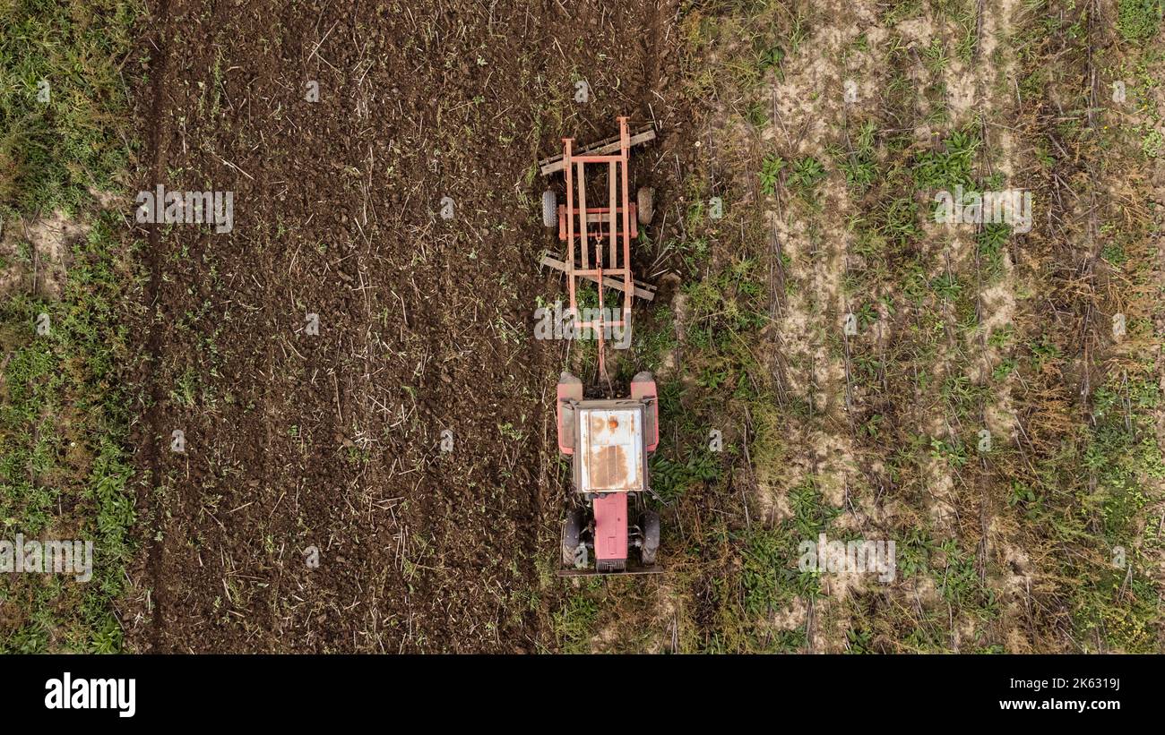 Le tracteur travaille sur le terrain. Photo de drone. Banque D'Images