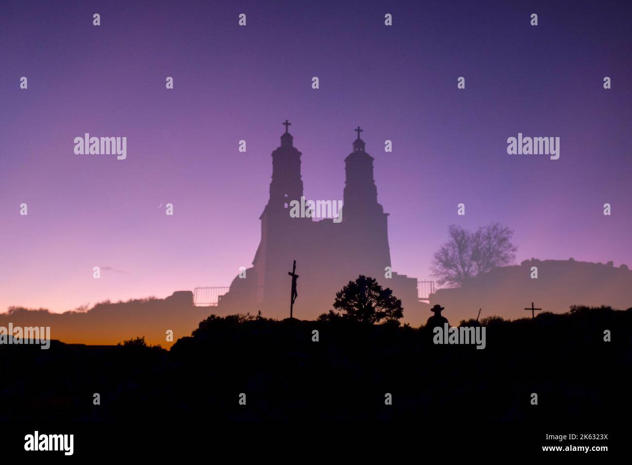 Sanctuaire des stations de la Croix, San Luis, Colorado, double exposition au crépuscule, ciel violet Banque D'Images