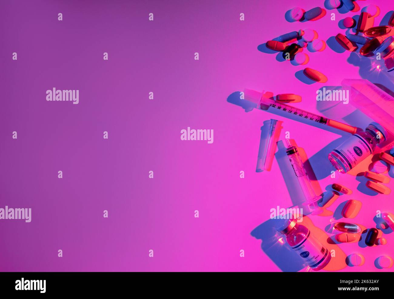 médicaments contexte covid-19 médicaments seringues pilules Banque D'Images