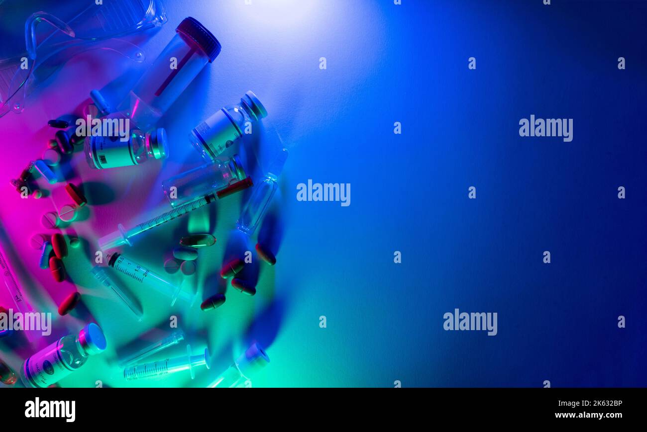 médicaments contexte covid-19 médicaments seringues pilules Banque D'Images