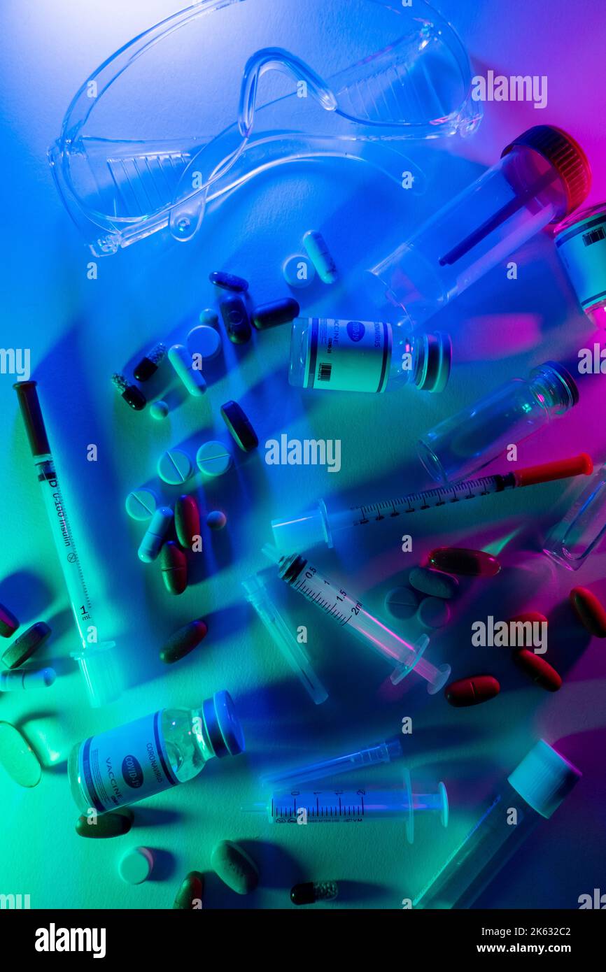 recherche virale médicament de laboratoire neon vaccins pilules Banque D'Images