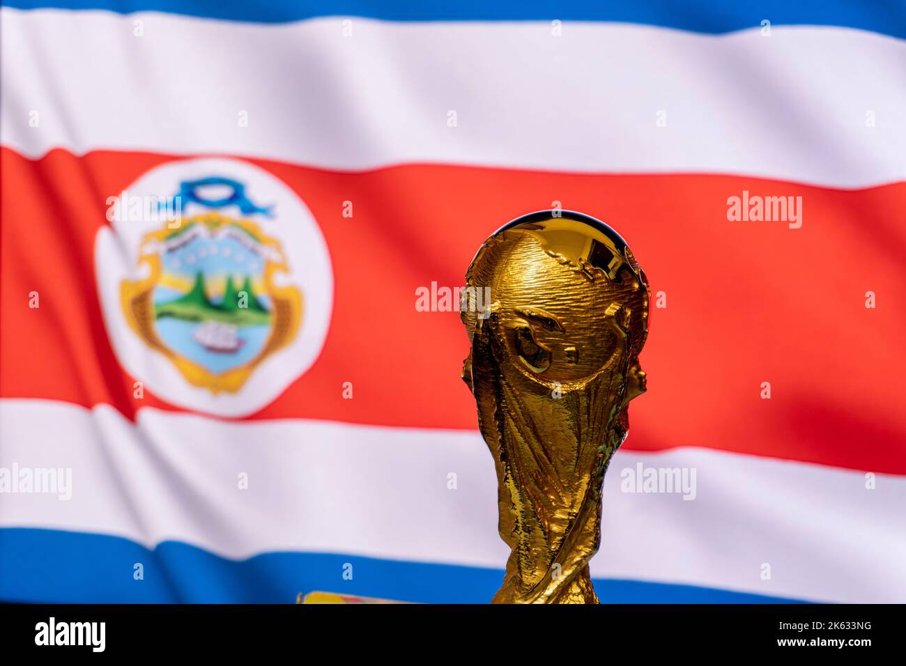 Trophée de la coupe du monde de la FIFA sur fond de drapeau du Costa Rica. Banque D'Images