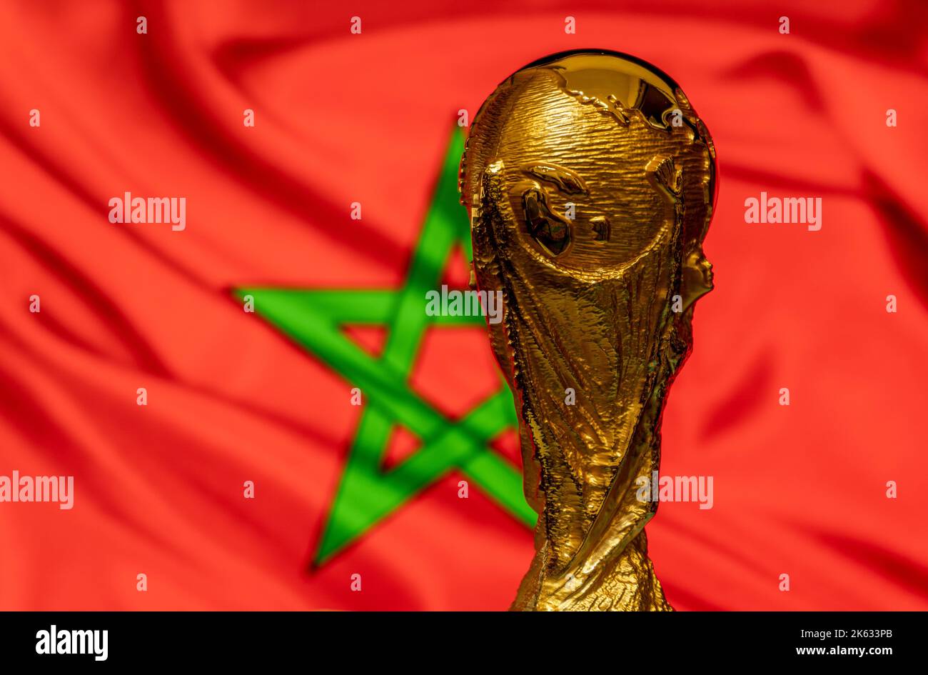 Trophée de la coupe du monde de la FIFA sur fond de drapeau marocain. Banque D'Images