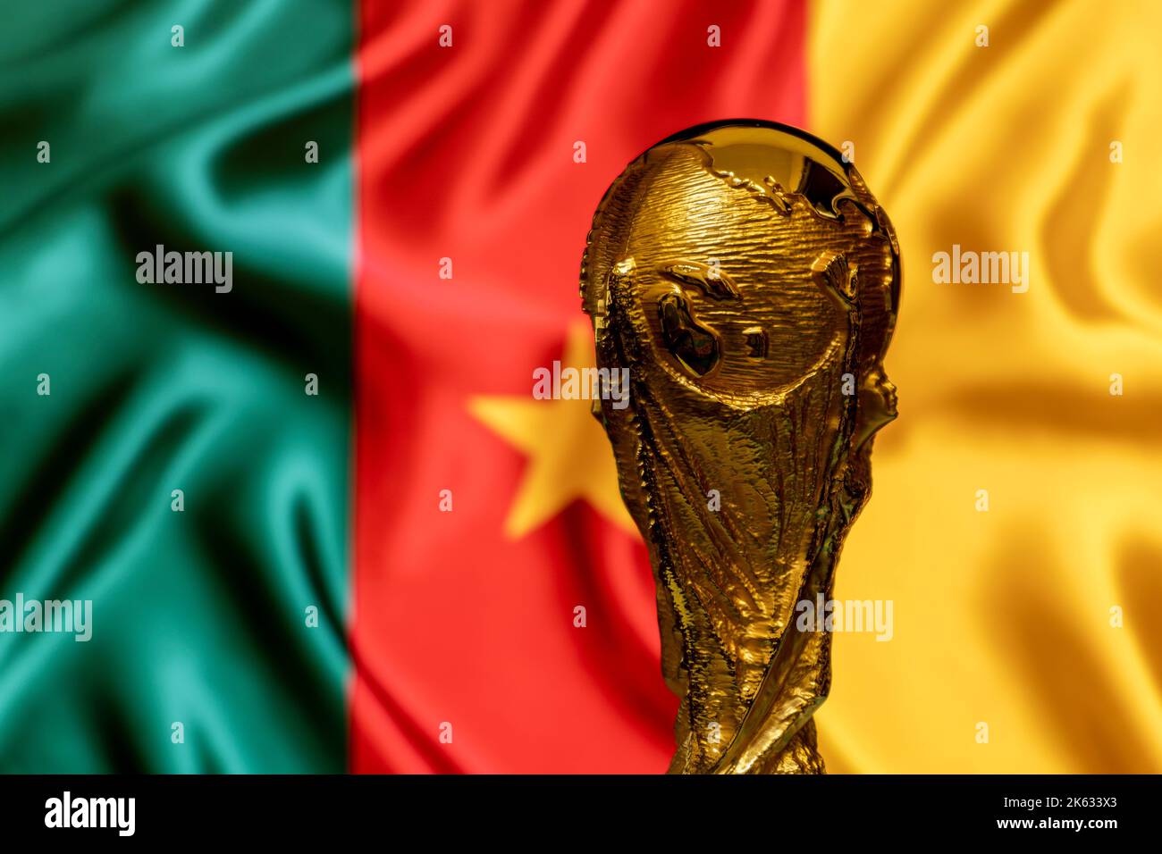 Trophée de la coupe du monde de la FIFA sur fond de drapeau du Cameroun. Banque D'Images