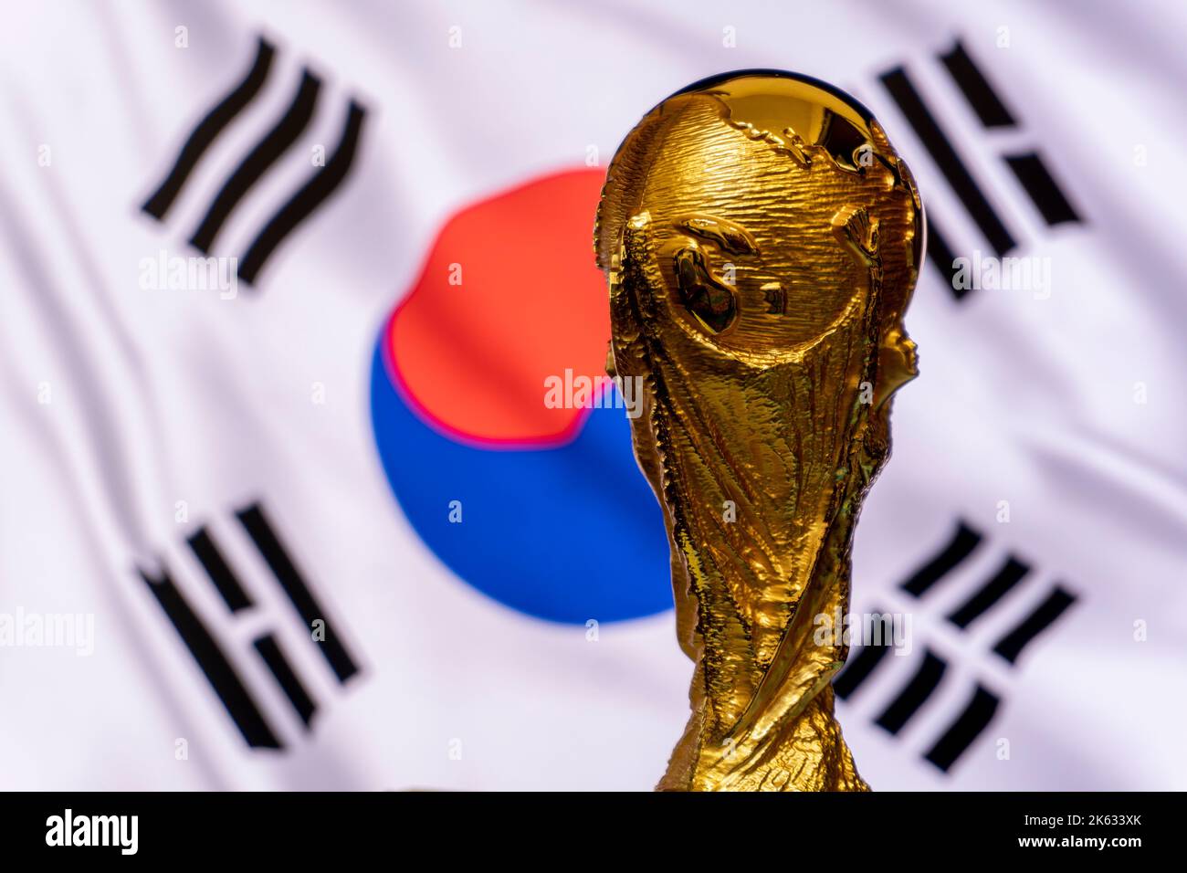 Trophée de la coupe du monde de la FIFA sur fond de drapeau de la Corée du Sud. Banque D'Images