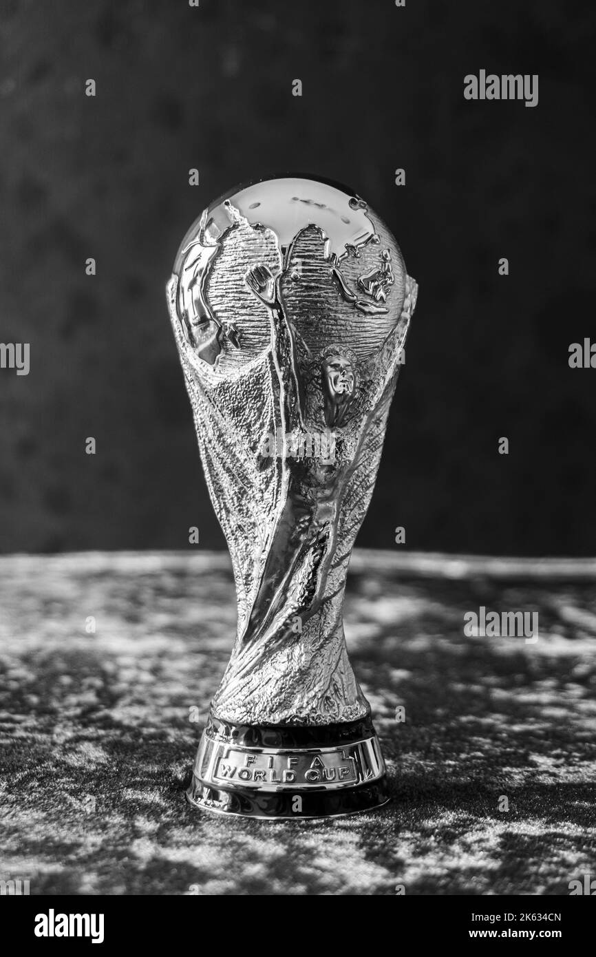 Trophée coupe du monde de la FIFA isolé sur fond noir. Banque D'Images