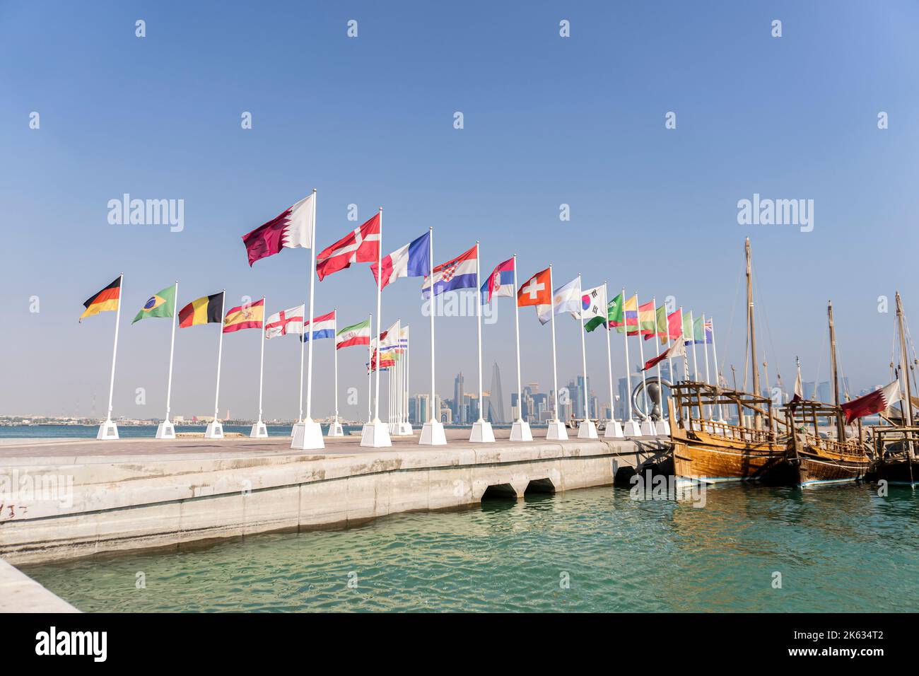 Drapeaux des nations qualifiés pour la coupe du monde Qatar 2022 hissé à Doha Corniche, Qatar. Banque D'Images