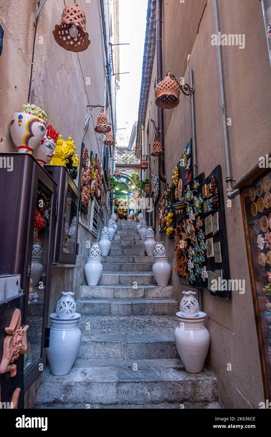 Taormina, Italie: 09-16-2022: Belle rue caractéristique et colorée à Taormina Banque D'Images