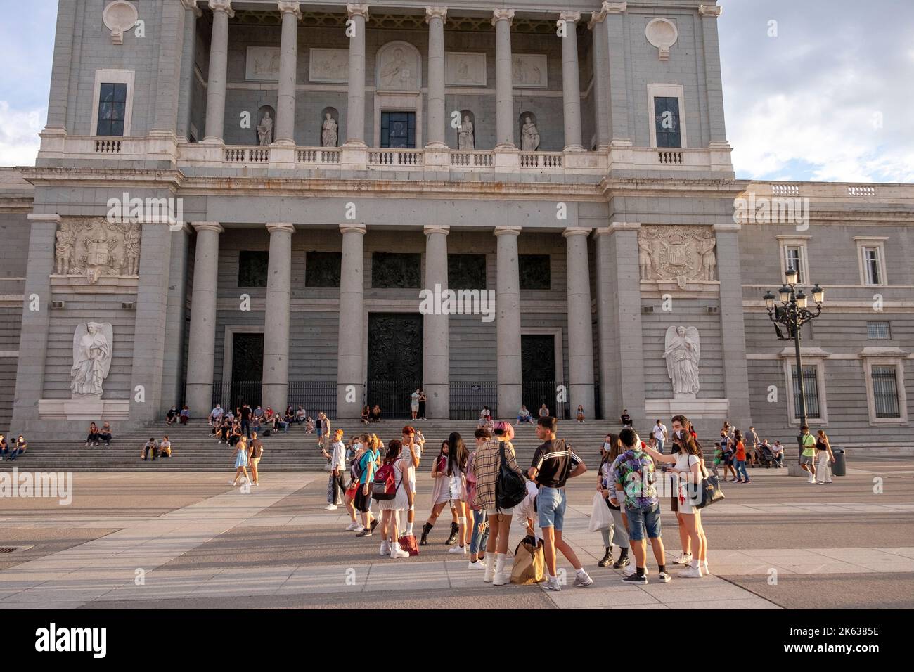 Cathédrale d'Almudena, Espagne, foule de jeunes touristes qui traînaient sur la Plaza de la Armería Banque D'Images