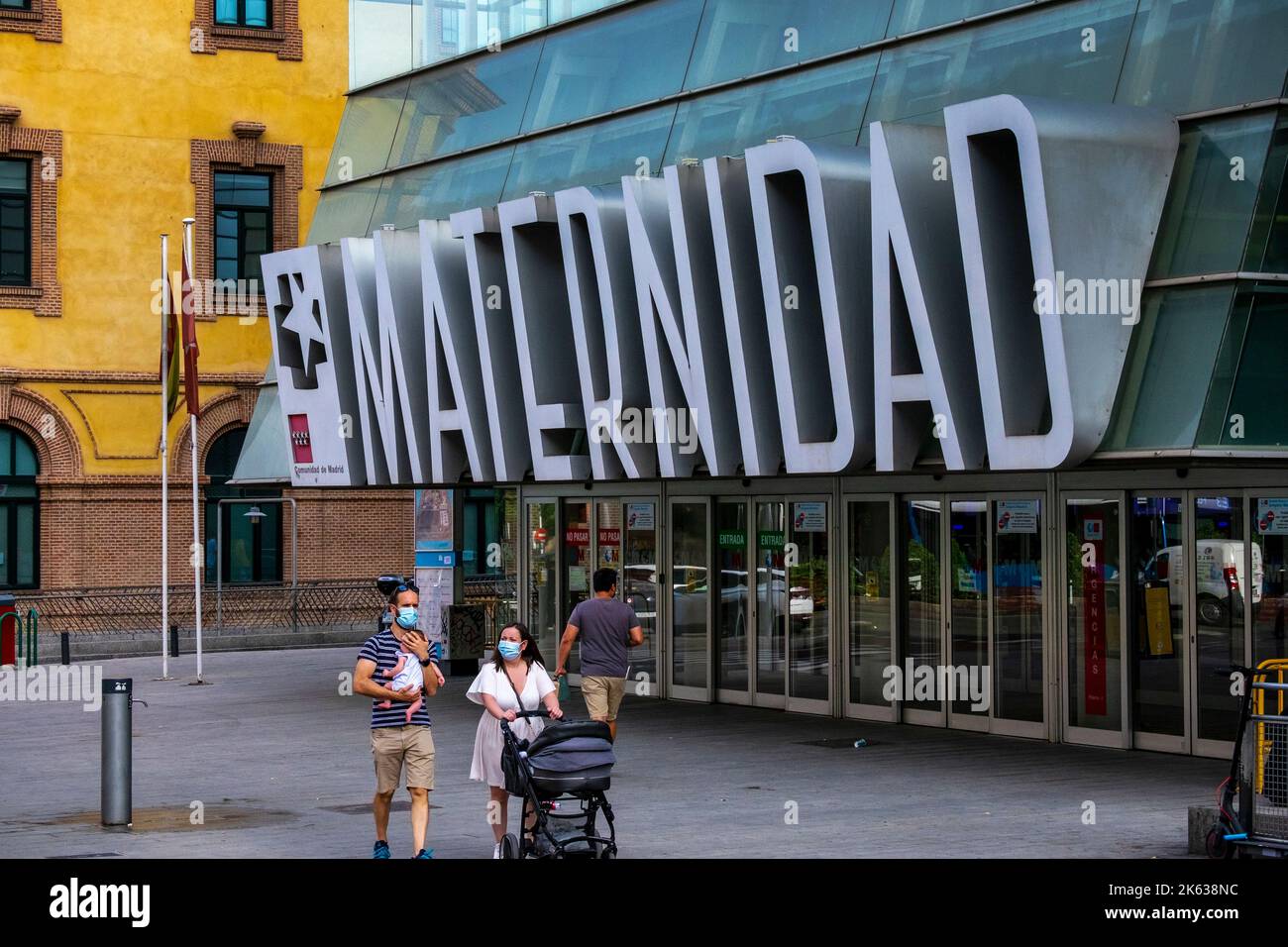 Couple avec enfant à l'extérieur de la maternité de Gregorio Marañón Hospitla, Madrid, Espagne, grand signe 'Maternidad' Banque D'Images