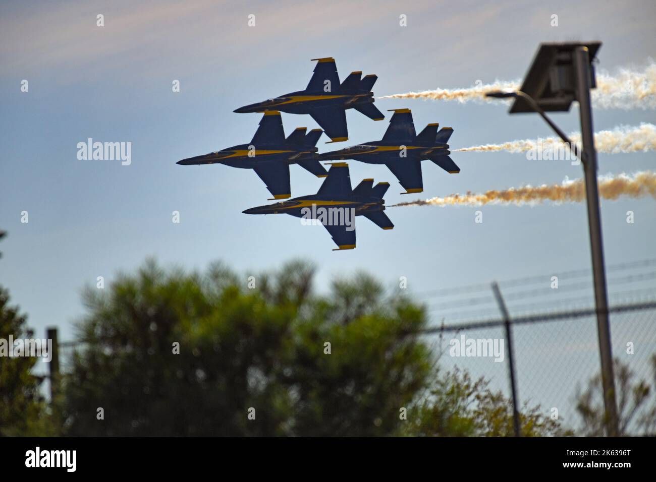 Les Blue Angels de la marine des États-Unis s'exerçant dans le ciel au-dessus de MCAS Miramar avant le spectacle aérien de MCAS Miramar à San Diego, en Californie Banque D'Images