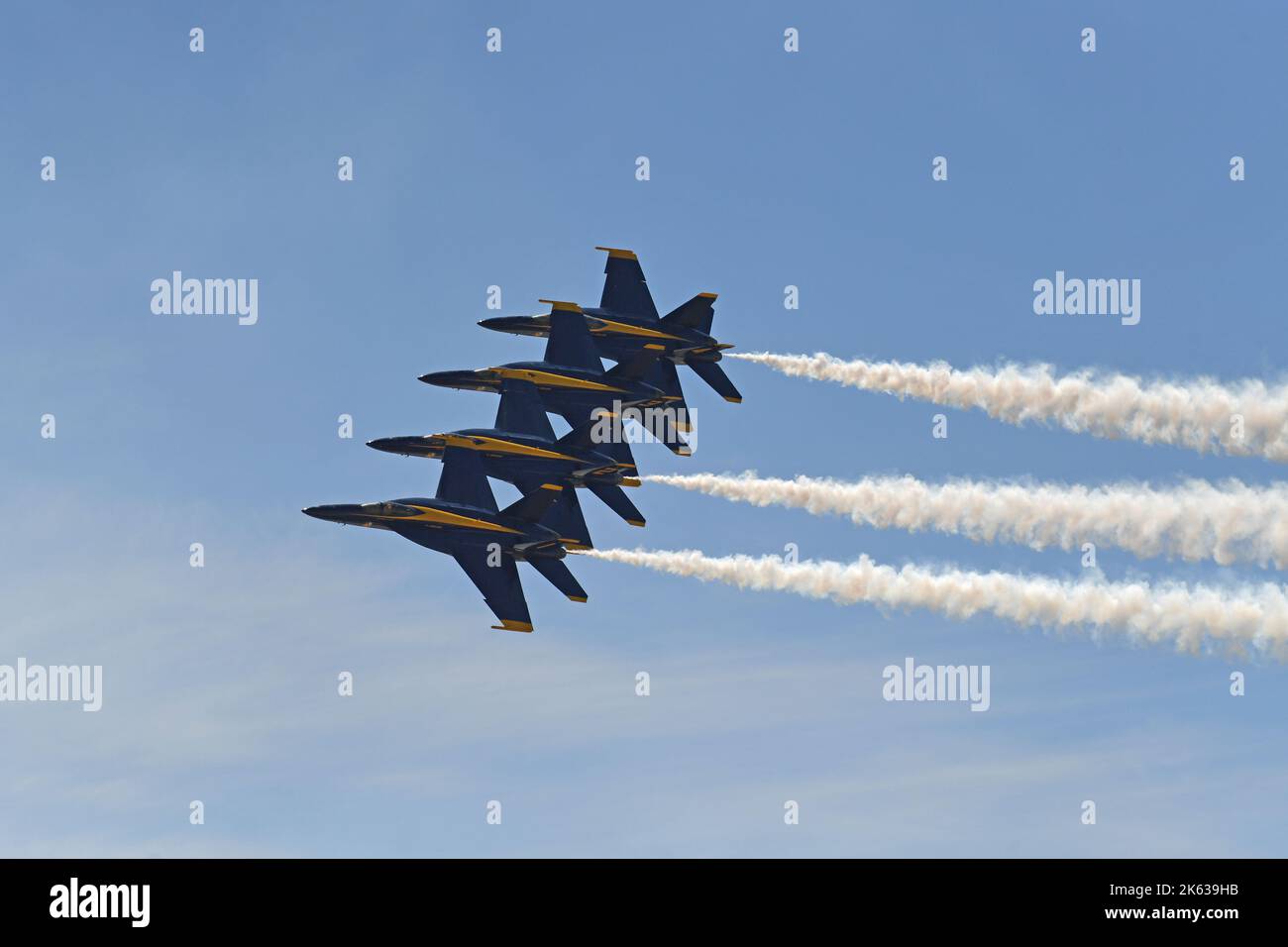 Les Blue Angels de la marine des États-Unis s'exerçant dans le ciel au-dessus de MCAS Miramar avant le spectacle aérien MCAS Miramar de 2022 à San Diego, en Californie. Banque D'Images