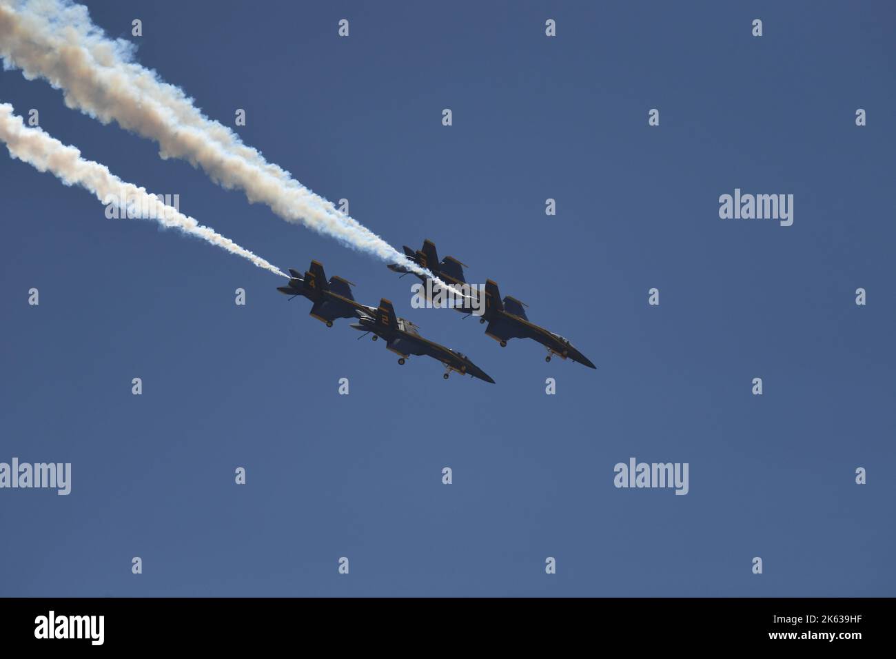 Les Blue Angels de la marine des États-Unis s'exerçant dans le ciel au-dessus de MCAS Miramar avant le spectacle aérien MCAS Miramar de 2022 à San Diego, en Californie. Banque D'Images