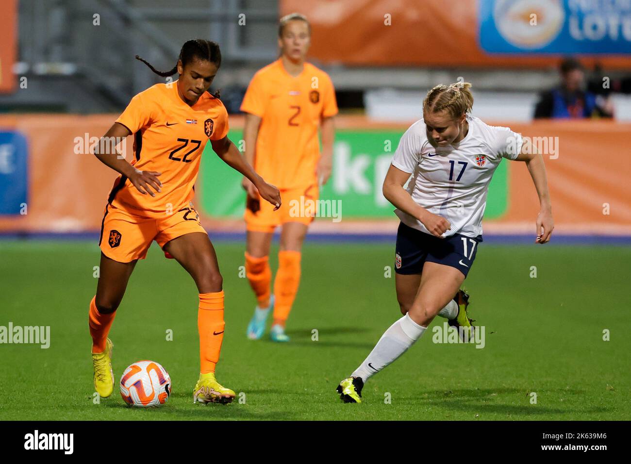 LA HAYE, PAYS-BAS - OCTOBRE 11 : Esmee Brugts, des pays-Bas, lutte pour le bal avec Julie Blakstad, de Norvège, lors du match international amical entre les pays-Bas et la Norvège au stade ADO Den Haag à 11 octobre 2022, à la Haye, pays-Bas (photo de Broer vd Boom/Orange Pictures) crédit : Orange pics BV/Alay Live News Banque D'Images