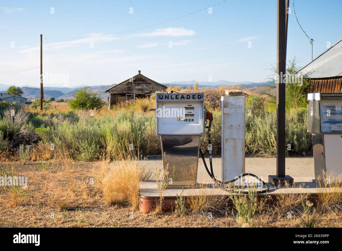 Unity, Oregon, pompe à essence ancienne à une station-service abandonnée dans le sagebrush le long de la route 26 des États-Unis Banque D'Images