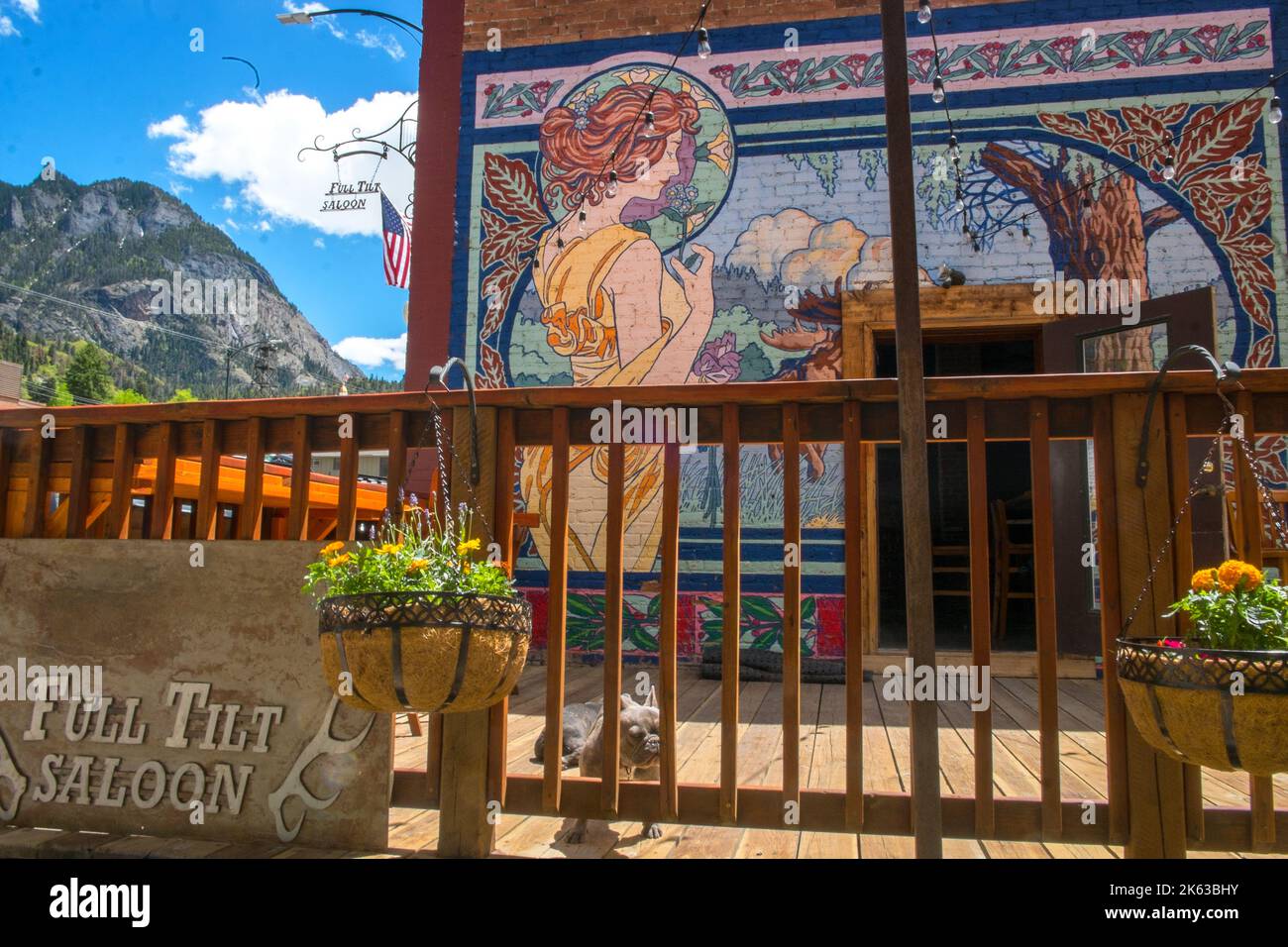 Ouray, Colorado, Saloon à inclinaison complète, fresque d'art nouveau d'une femme Banque D'Images