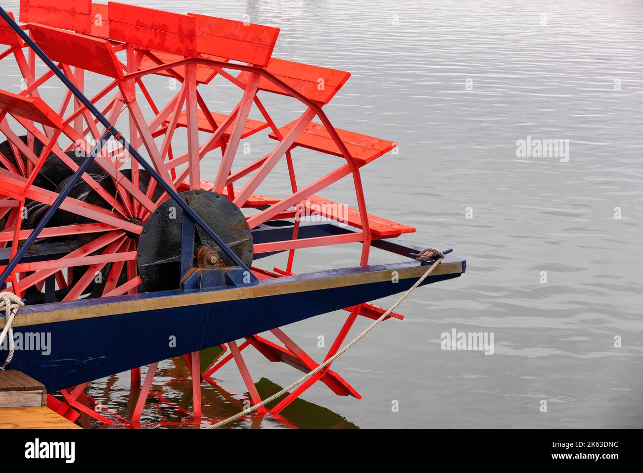 Gros plan d'une roue à aubes rouge d'un bateau. Banque D'Images