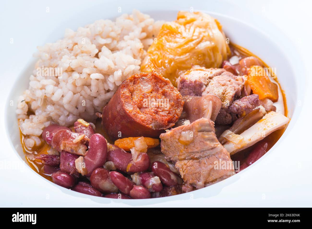 La Feijoada Portugaise Traditionnel Servi Sur Une Assiette Pour Une la-feijoada-portugaise-traditionnel-servi-sur-une-assiette-pour-une