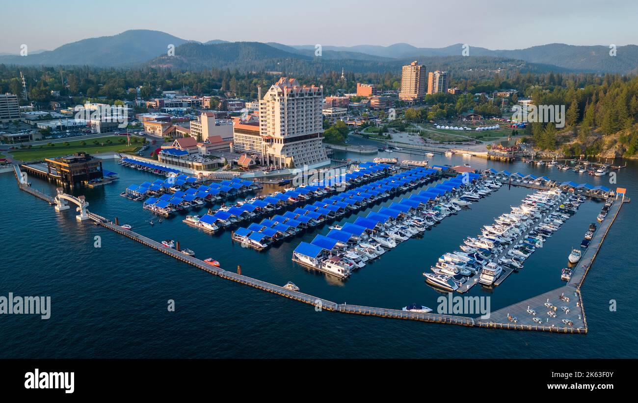 Vue arial sur la ville de coeur d'Alene Idaho USA avec montagnes et rivières Banque D'Images