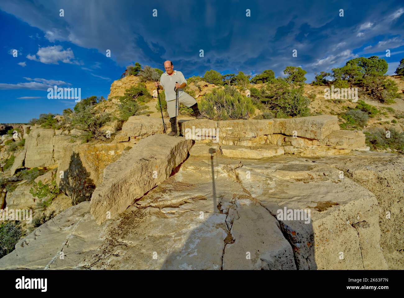Un randonneur descendant de Moran point surplombe le Grand Canyon Arizona. Banque D'Images