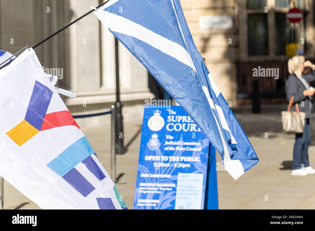 Londres, Royaume-Uni. 11th octobre 2022. Les nationalistes écossais branle des drapeaux devant la Cour suprême, où la procédure judiciaire sur la possibilité pour Holyrood de mettre en place un référendum sur l'indépendance écossaise (Indyref2) sans l'accord de Westminster est en cours de procédure Credit: Ian Davidson/Alay Live News Banque D'Images