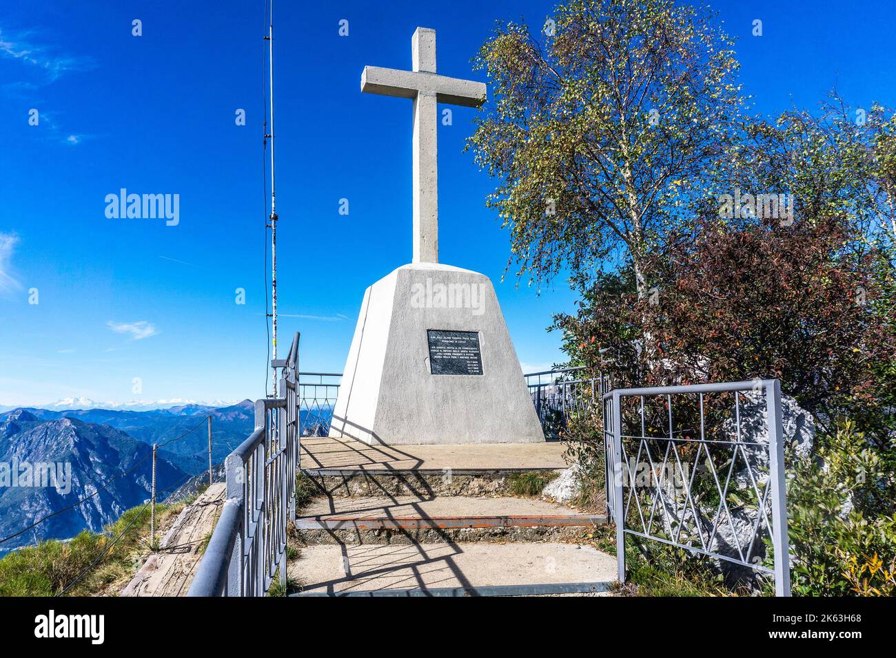Une croix érigée par la branche Lecco du groupe de sauvetage alpin de Piani d’erna promettant de s’occuper de ceux qui grimpent dans cette zone Banque D'Images