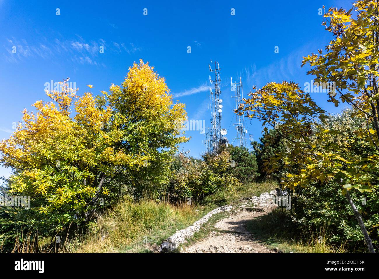 Tours de télécommunication sur les alpes à Piani d’erna, au-dessus de la ville de Lecco, sur le lac de Côme, en Italie. Banque D'Images