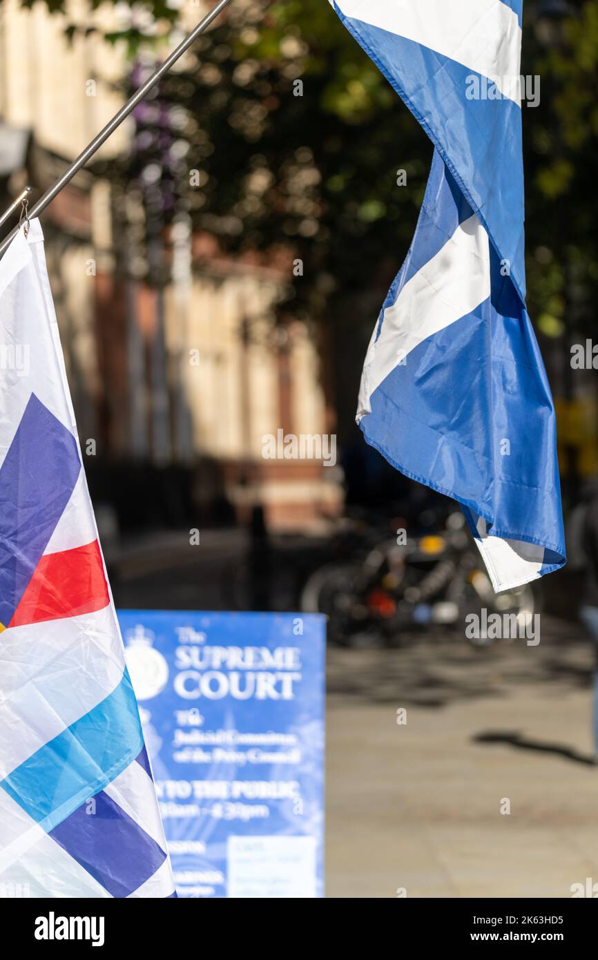 Londres, Royaume-Uni. 11th octobre 2022. Les nationalistes écossais branle des drapeaux devant la Cour suprême, où la procédure judiciaire sur la possibilité pour Holyrood de mettre en place un référendum sur l'indépendance écossaise (Indyref2) sans l'accord de Westminster est en cours de procédure Credit: Ian Davidson/Alay Live News Banque D'Images