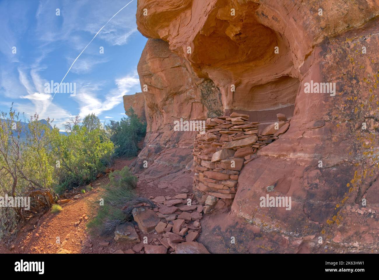 Ruines indiennes anciennes du côté nord de Cockcomb Butte à Sedona, Arizona. Banque D'Images