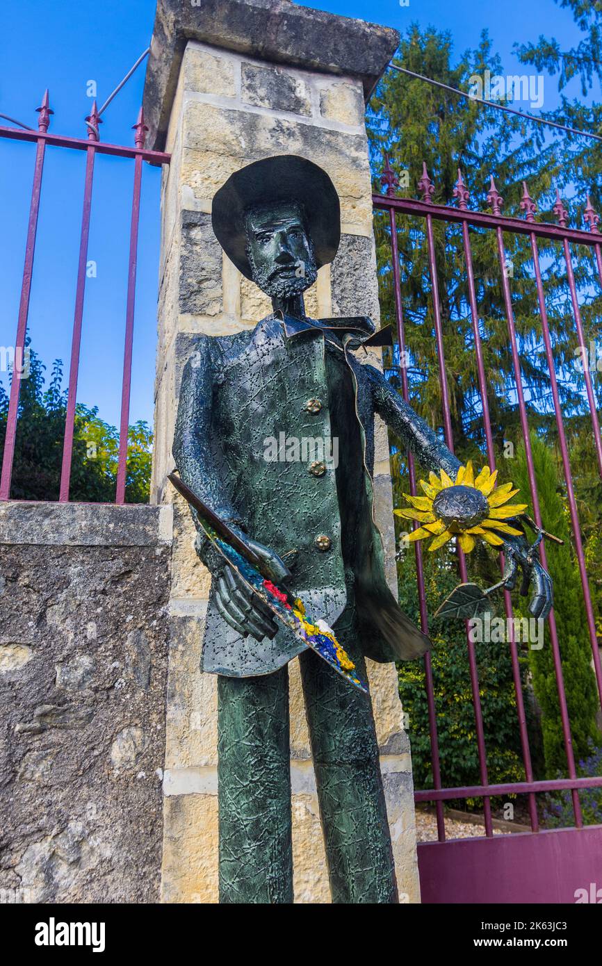 Sculpture métallique de la figure masculine dans le jardin - le petit-Pressigny, Indre-et-Loire (37), France. Banque D'Images