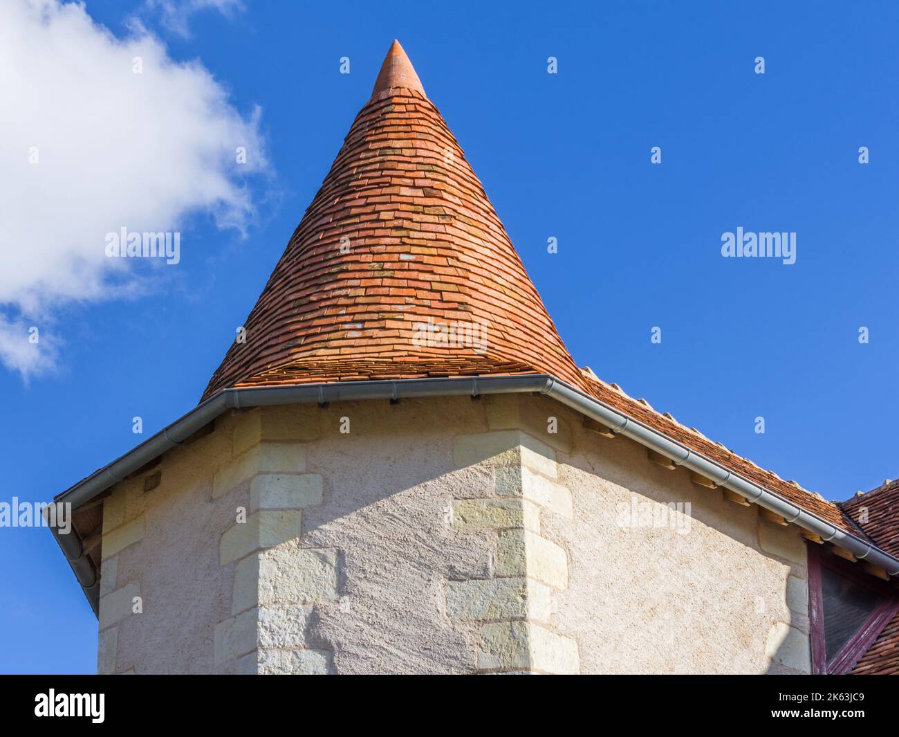 Toit conique en tuiles récemment rénové sur petite tour octogonale / hexagonale - le petit-Pressigny, Indre-et-Loire (37), France. Banque D'Images