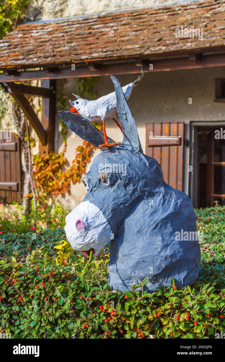 Sculpture paper-maché de la tête de l'âne en exposition d'art en plein air - le petit-Pressigny, Indre-et-Loire (37), France. Banque D'Images