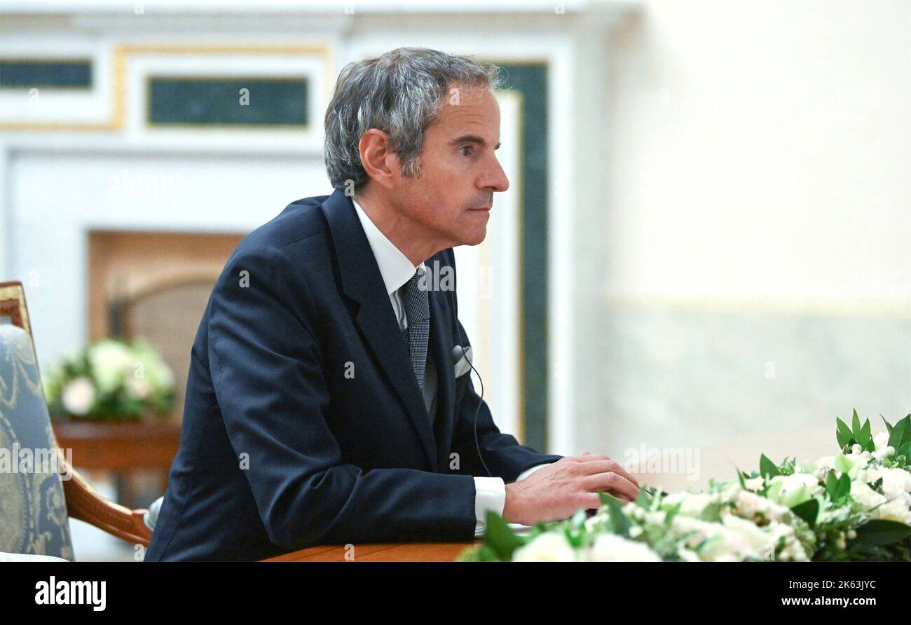 Saint-Pétersbourg, Russie. 11th octobre 2022. Le directeur général de l'Agence internationale de l'énergie atomique, Rafael Grossi, écoute lors d'une rencontre en face à face avec le président russe Vladimir Poutine, 11 octobre 2022, à Saint-Pétersbourg, en Russie. Credit: Pavel Bednyakov/Kremlin Pool/Alamy Live News Banque D'Images