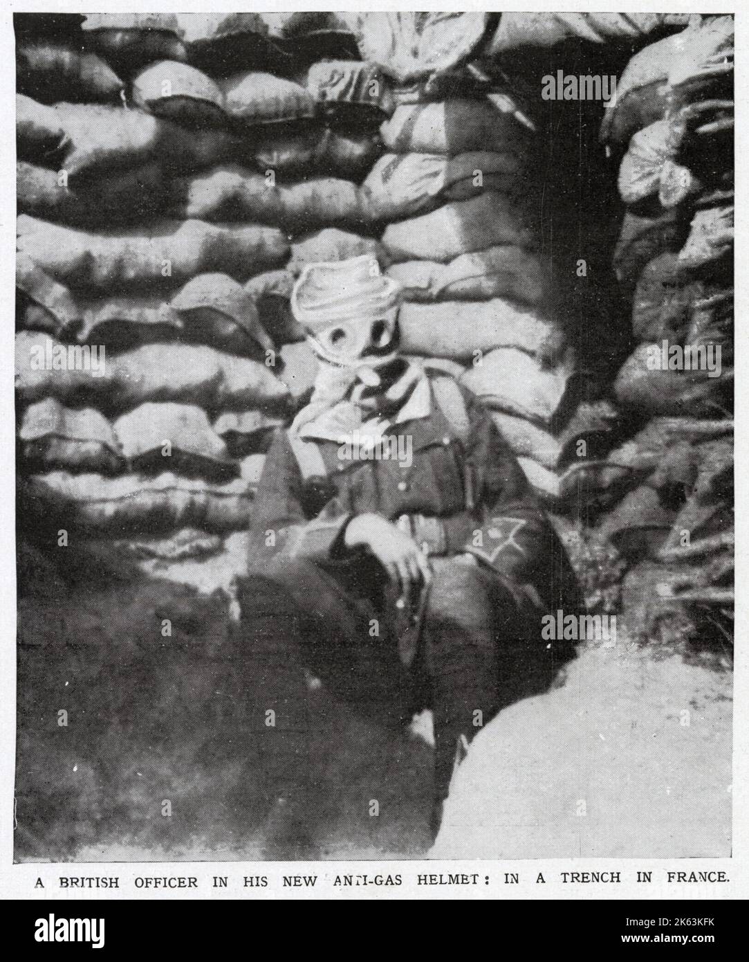 Officier britannique en 'casque anti-gaz' (masque à gaz) dans la tranchée sur le front occidental. Date: 1915 Banque D'Images